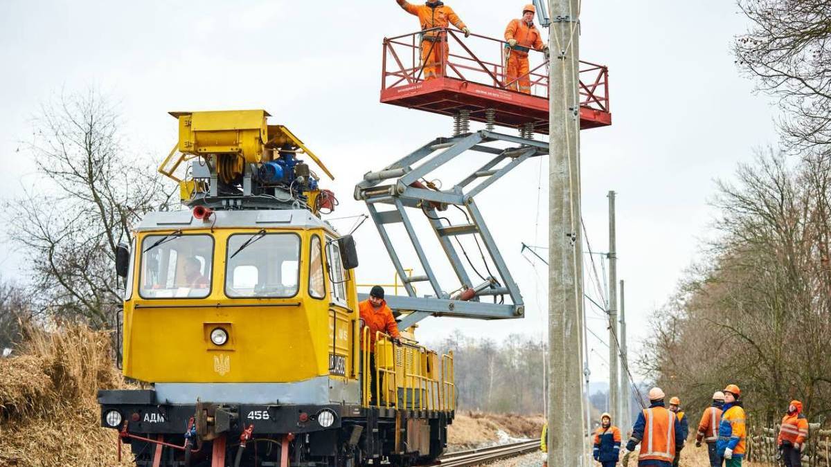 Враження локомотива ворожим БпЛА: частина  поїздів продовжує курсувати об’їзним маршрутом