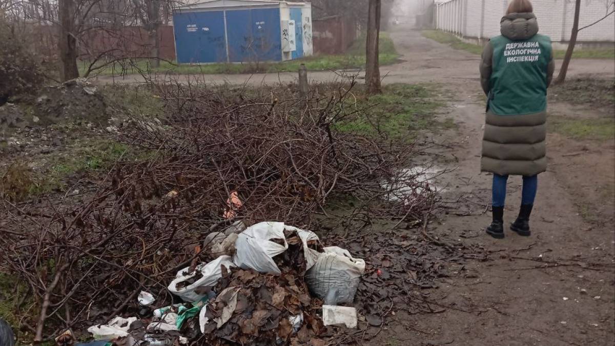 Несанкціоноване сміттєзвалище у Космічному районі Запоріжжя
