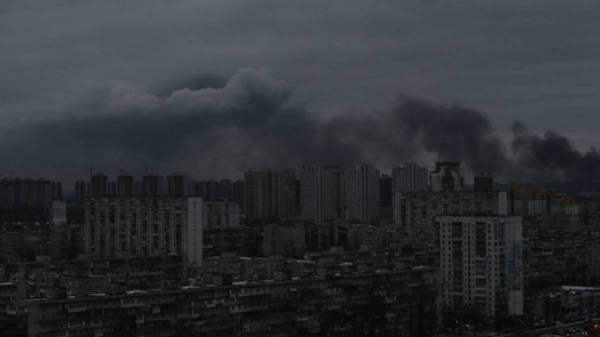 Третина Києва без теплопостачання через російські обстріли, частина лівого берега без світла