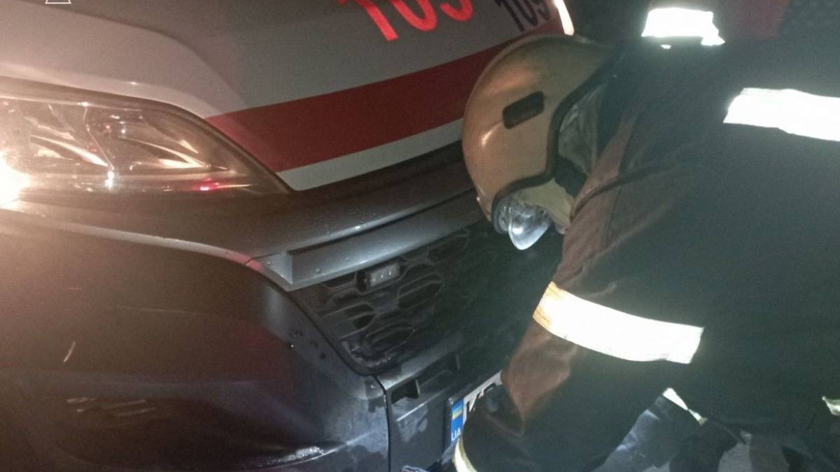 Надзвичайники рятували “швидку” та допомагали автомобілістам