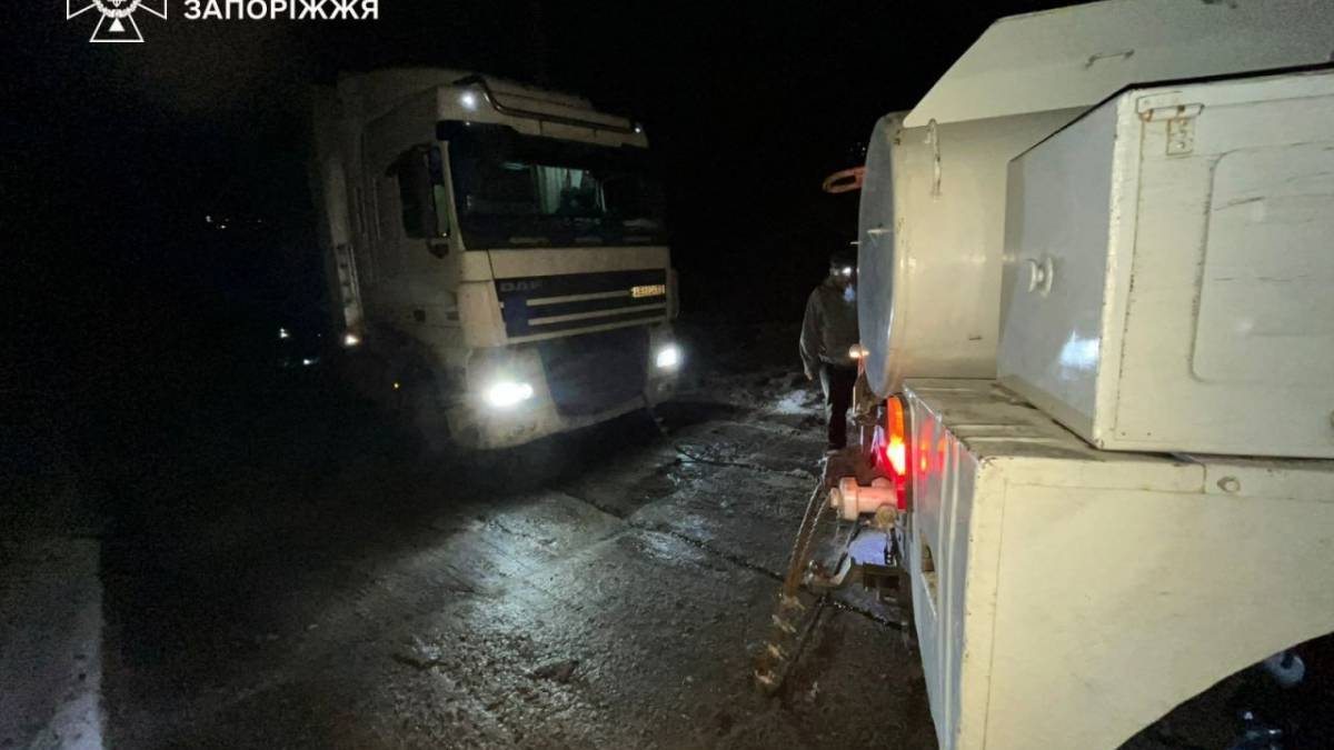 Надзвичайники надали допомогу водію вантажівки через негоду