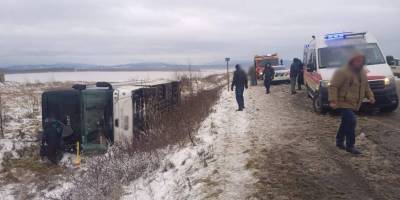 На Прикарпатті перекинувся рейсовий автобус: є загиблий, восьмеро постраждалих