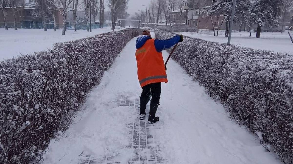 Комунальники впорядковують місто