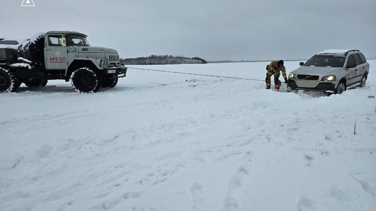 Запорізькі рятувальники вивільнили 19 автомобілів та дві автівки швидкої, які опинилися у пастці через негоду