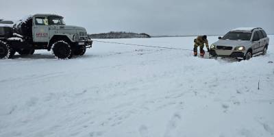 Запорізькі рятувальники вивільнили 19 автомобілів та дві автівки швидкої, які опинилися у пастці через негоду