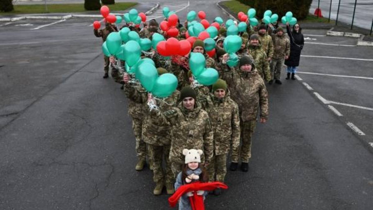 На  в’їзді в Україну прикордонники створили живу ялинку (відео)