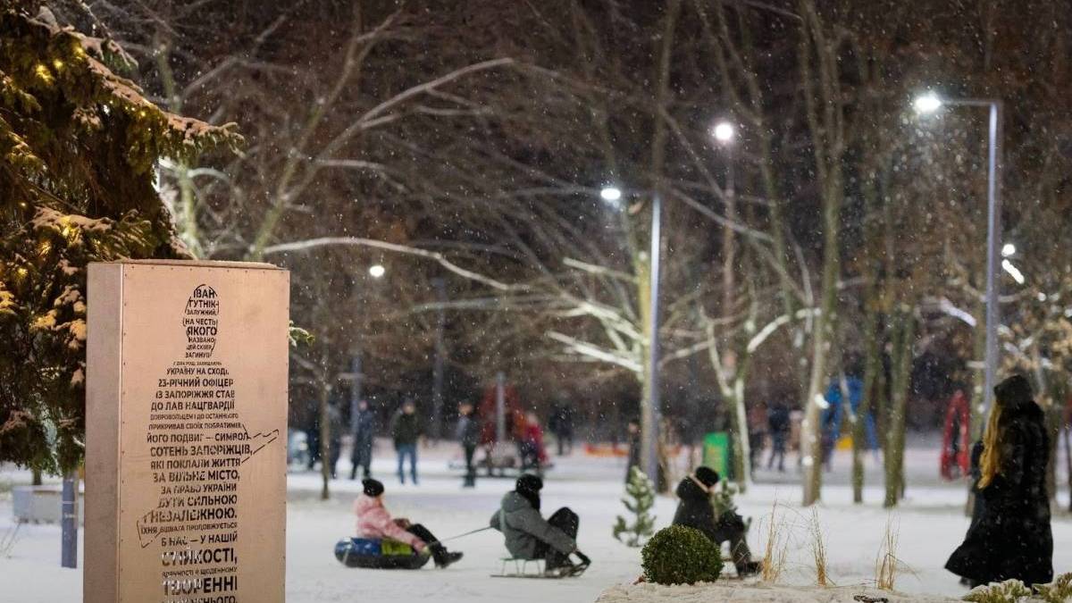 У Запоріжжі встановили стелу на честь Героя, який ціною життя врятував побратимів (фото)