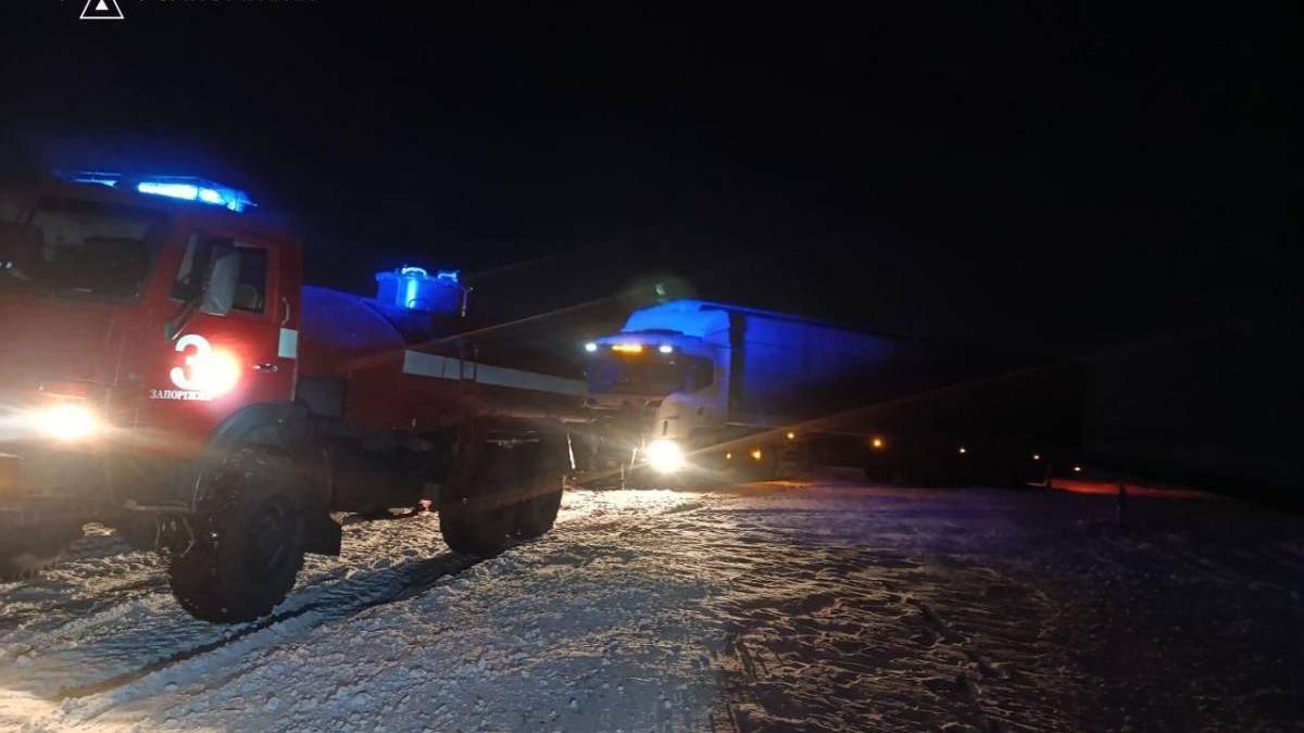 Надзвичайники надали допомогу водію вантажівки через негоду