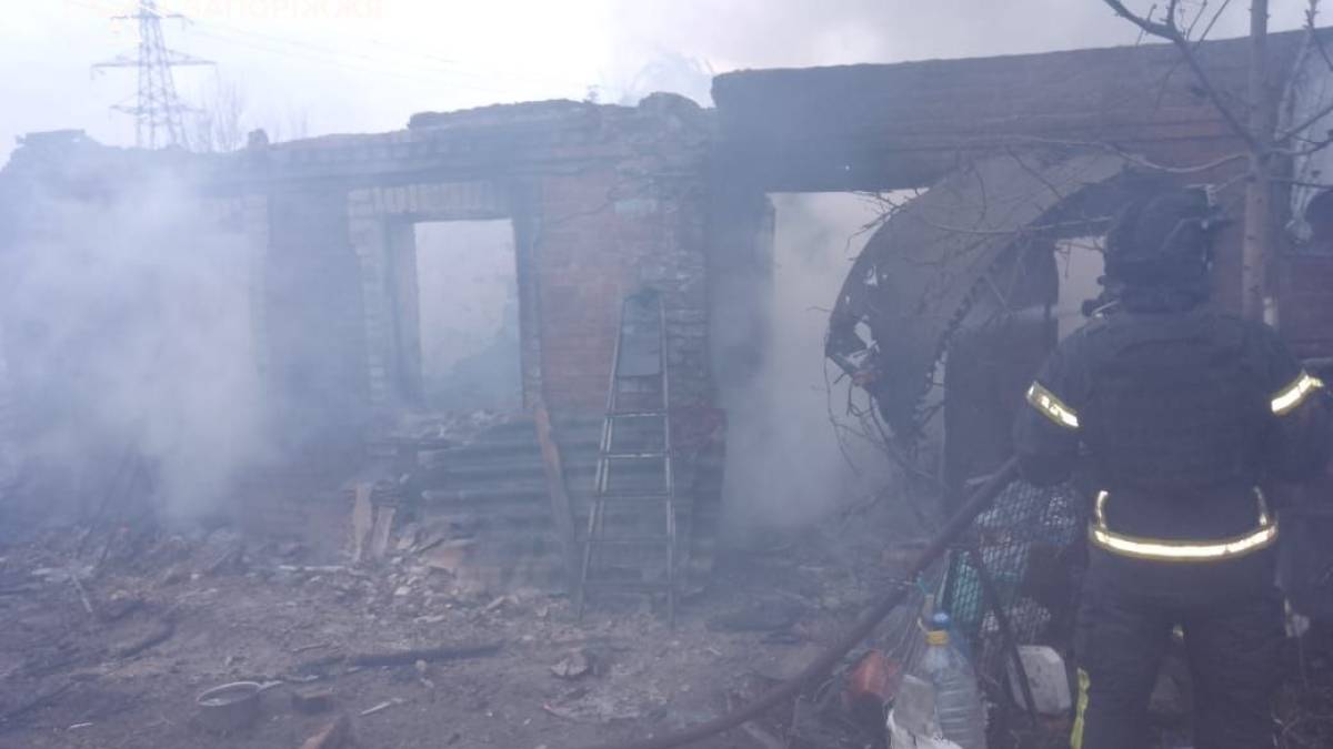 У Запорізькій області рятувальники загасили пожежу після обстрілів