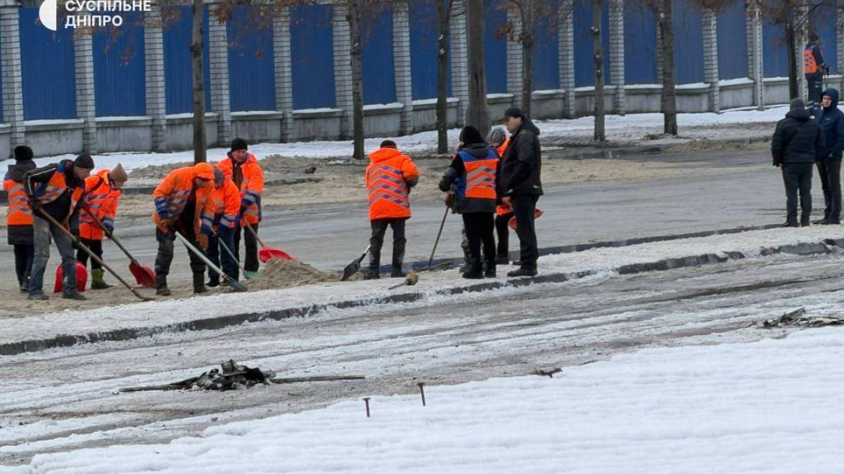 У Дніпрі після атаки безпілотників на дороги міста вилилося близько 300 тонн олії