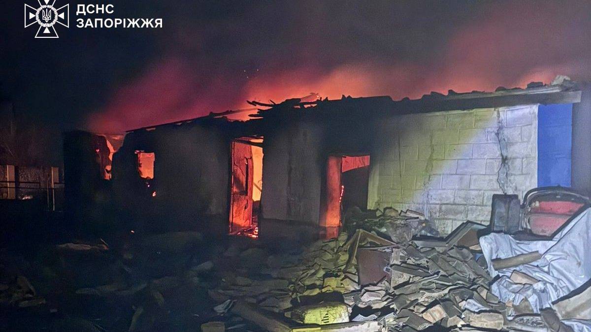 У Запорізькому районі внаслідок ворожих обстрілів сталася пожежа — травмувалася жінка