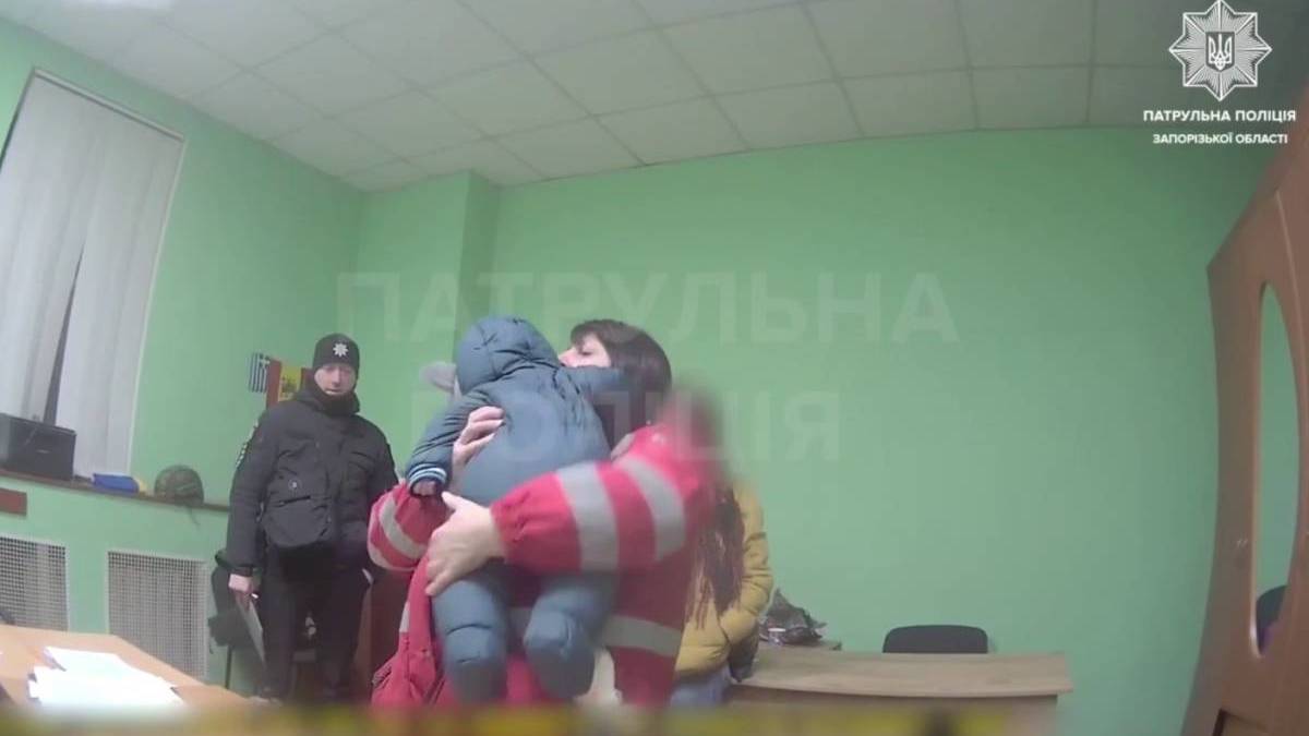 Запорізькі патрульні врятували дитину від переохолодження