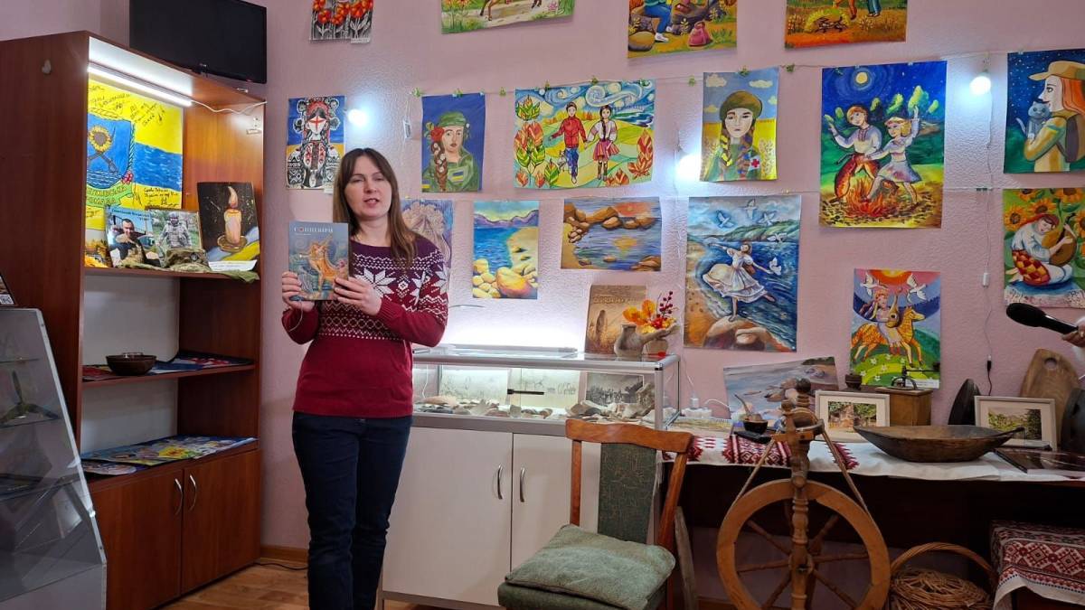 Поезія в кольорах та словотворах: презентація збірки «Сонцевир» Карини Бойко
