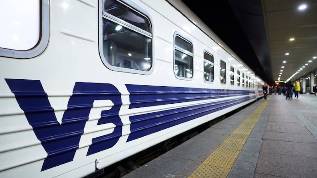 Через пошкодження контактної мережі на Київщині деякі поїзди рухаються із затримками – “УЗ”