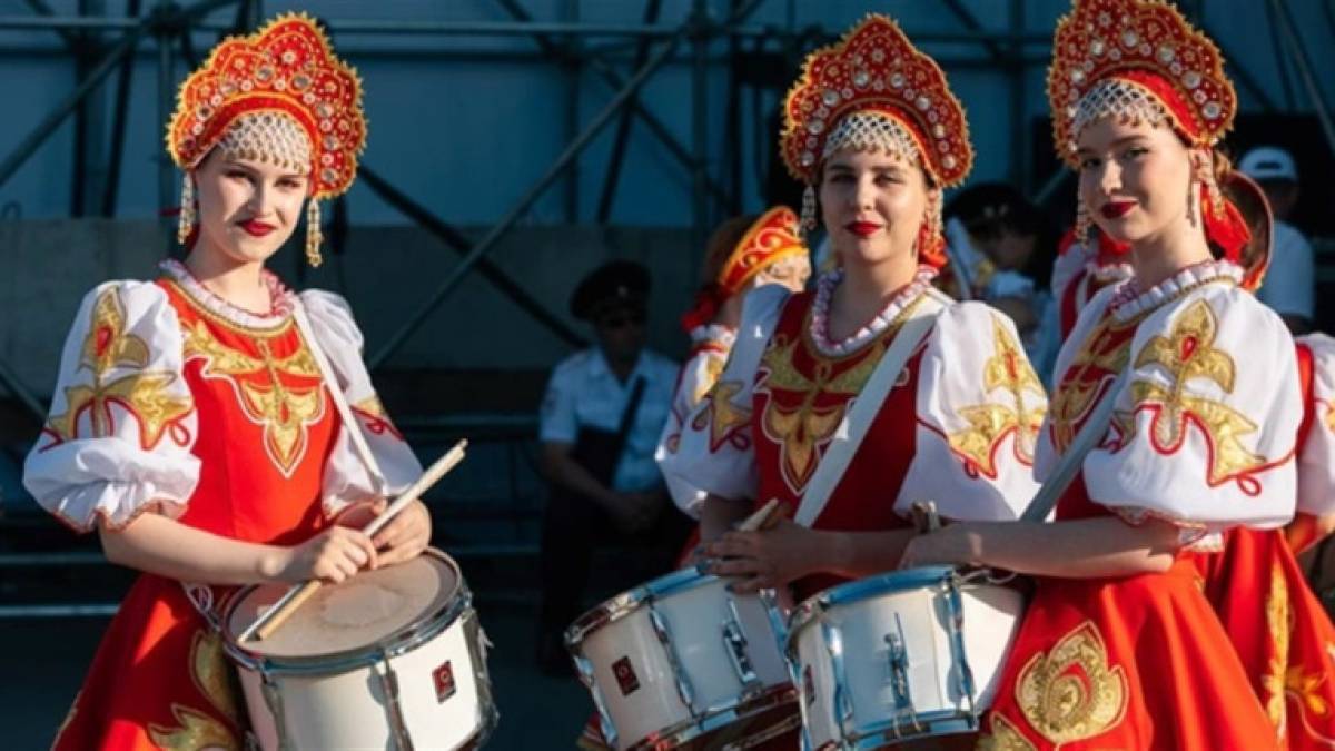 Зросійщення у кокошниках на окупованих територіях має давню радянську традицію