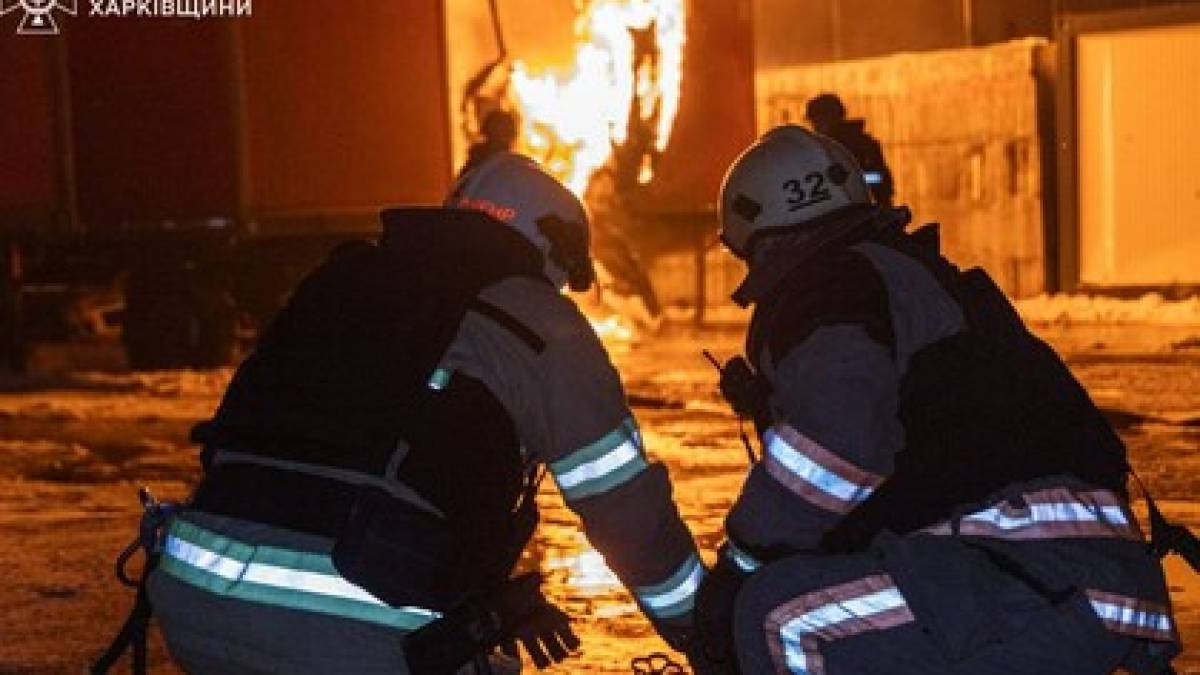 Рятувальники гасять пожежу на території поштового терміналу у передмісті Харкова після масованої нічної атаки