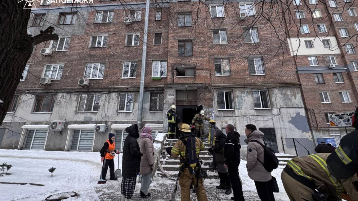 Під час пожежі рятувальники евакуювали трьох дітей та їхнього батька в Запоріжжі 