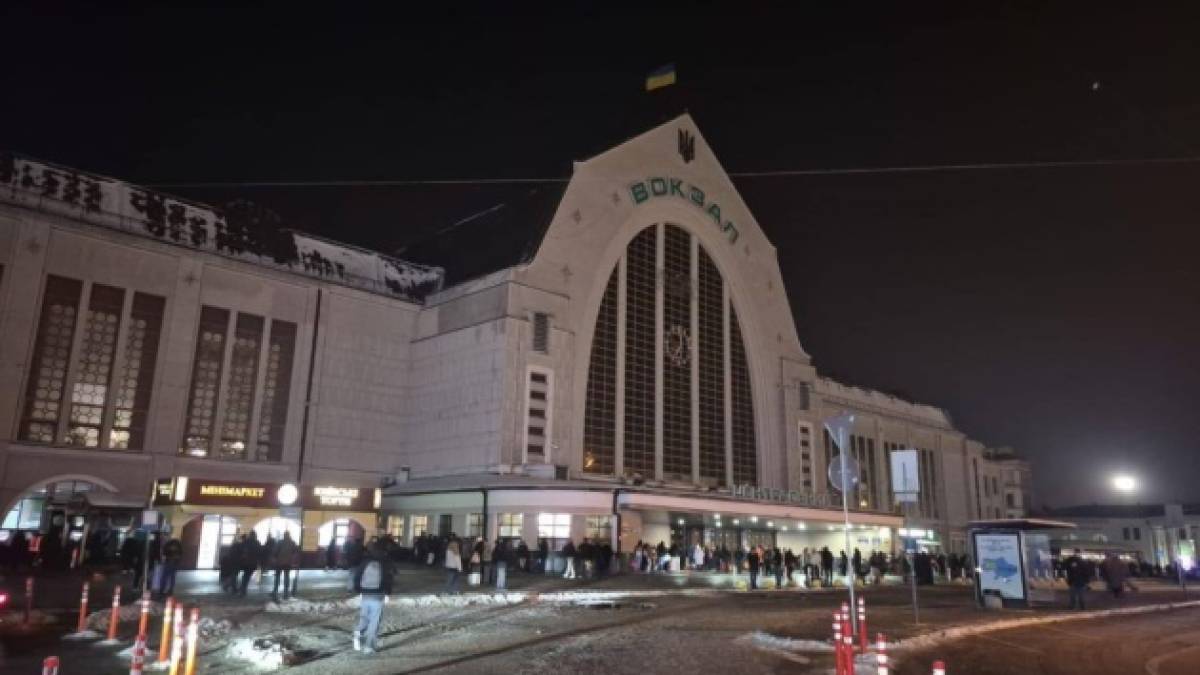 На вокзалах Києва та ще чотирьох великих міст приглушили зовнішнє освітлення