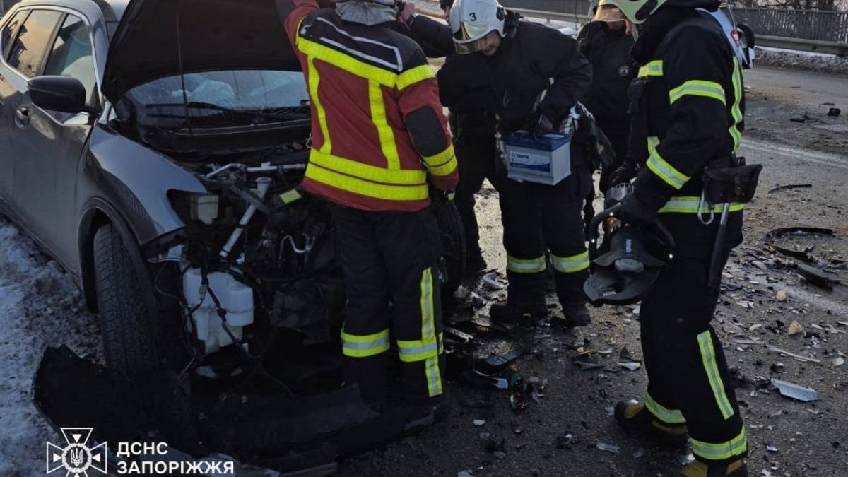 У Запоріжжі двоє водіїв отримали травми через ДТП