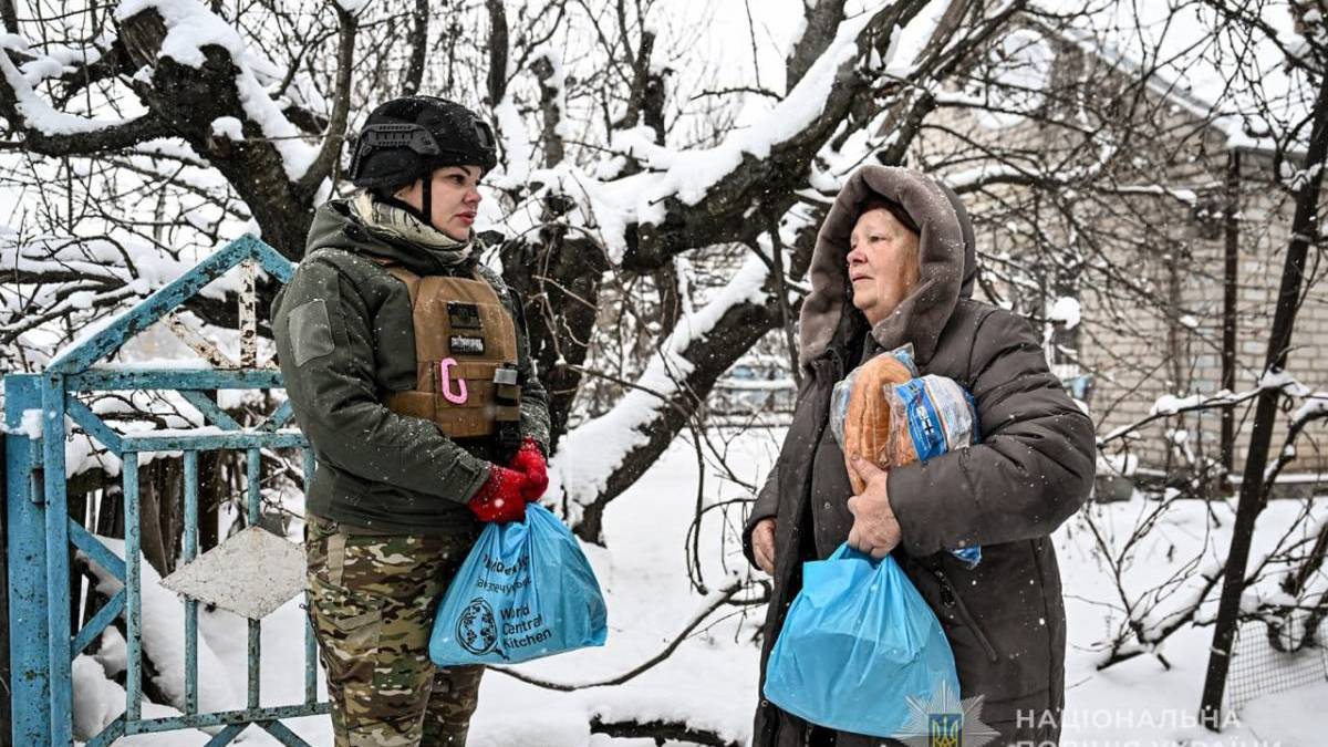 Запорізькі поліцейські евакуювали подружжя з прифронтового населеного пункту 