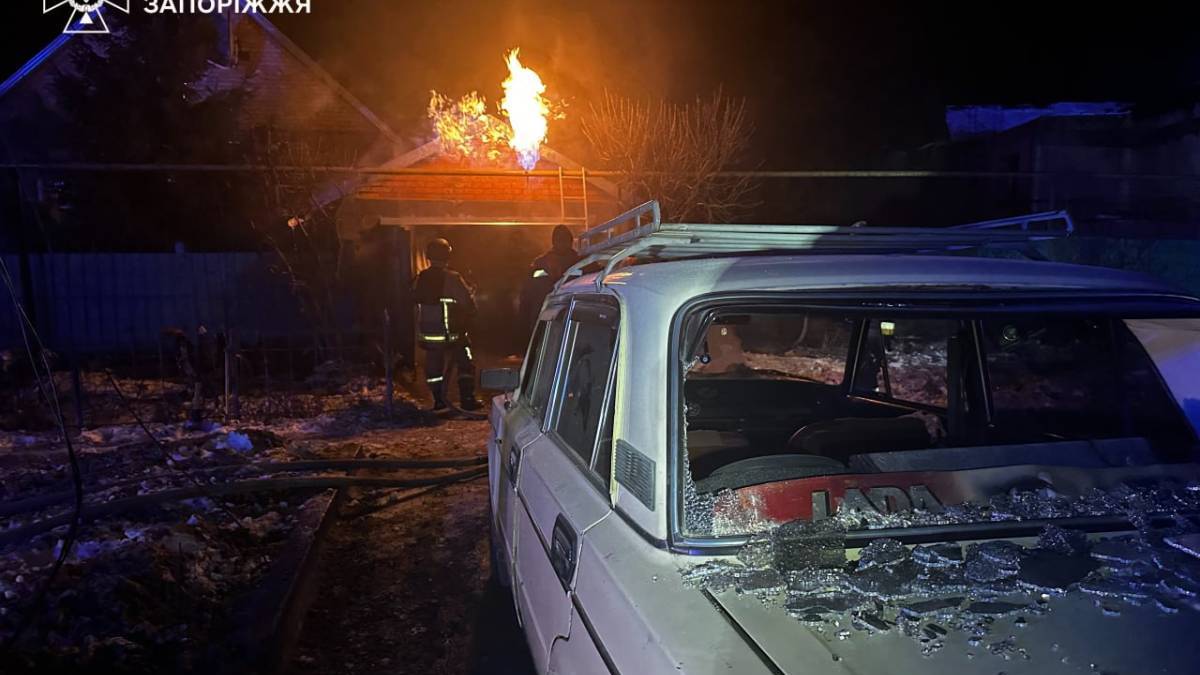 Рятувальники ліквідували наслідки російського обстрілу у Запоріжжі