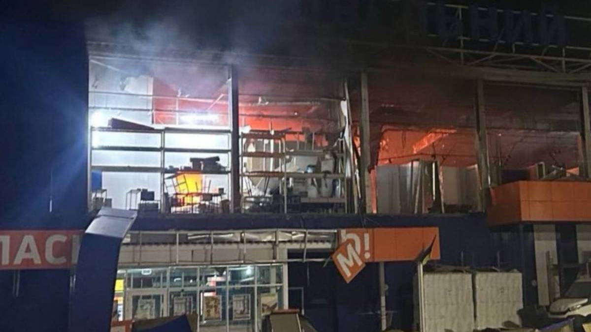 Внаслідок ворожого удару по Запоріжжю є влучання в стоянку біля одного із торгівельних центів