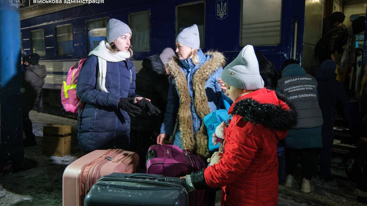 Родини з дітьми евакуюють з селища Кушугум до Хуста на Закарпатті