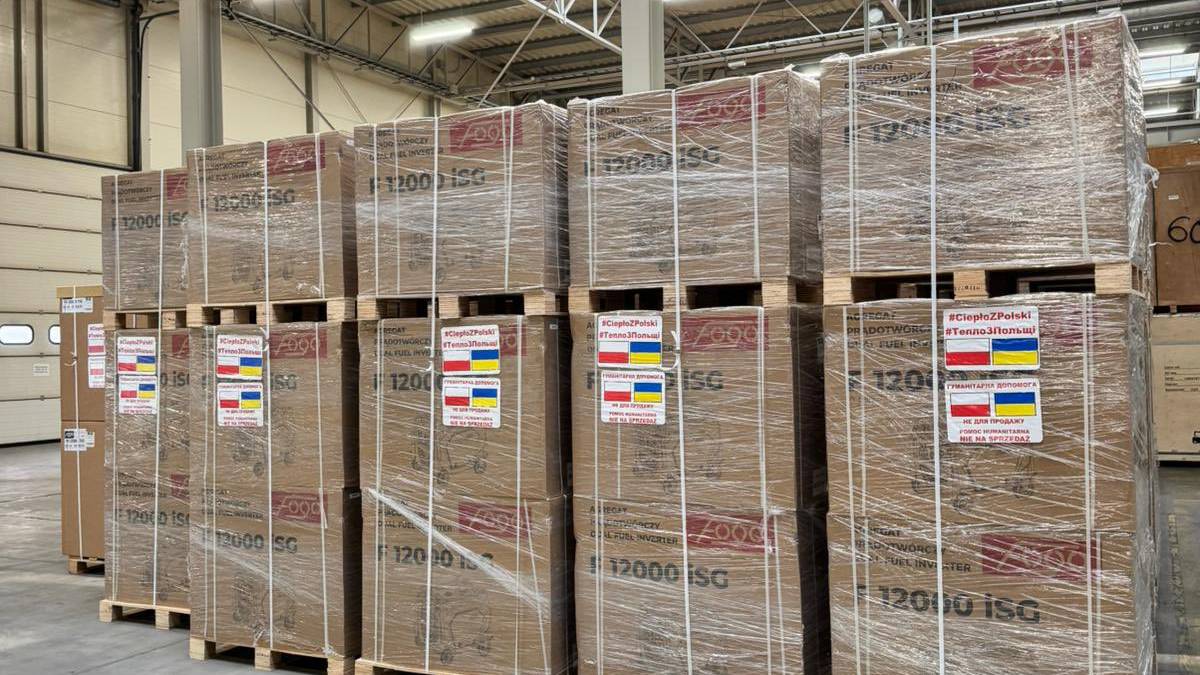 Посольство України показало перші генератори зі збору “Тепло з Польщі” для Києва