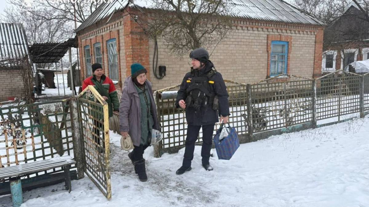 Запорізькі рятувальники вивезли літню пару з прифронтового населеного пункту