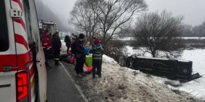 На Закарпатті перекинувся автобус з дітьми, є постраждалі