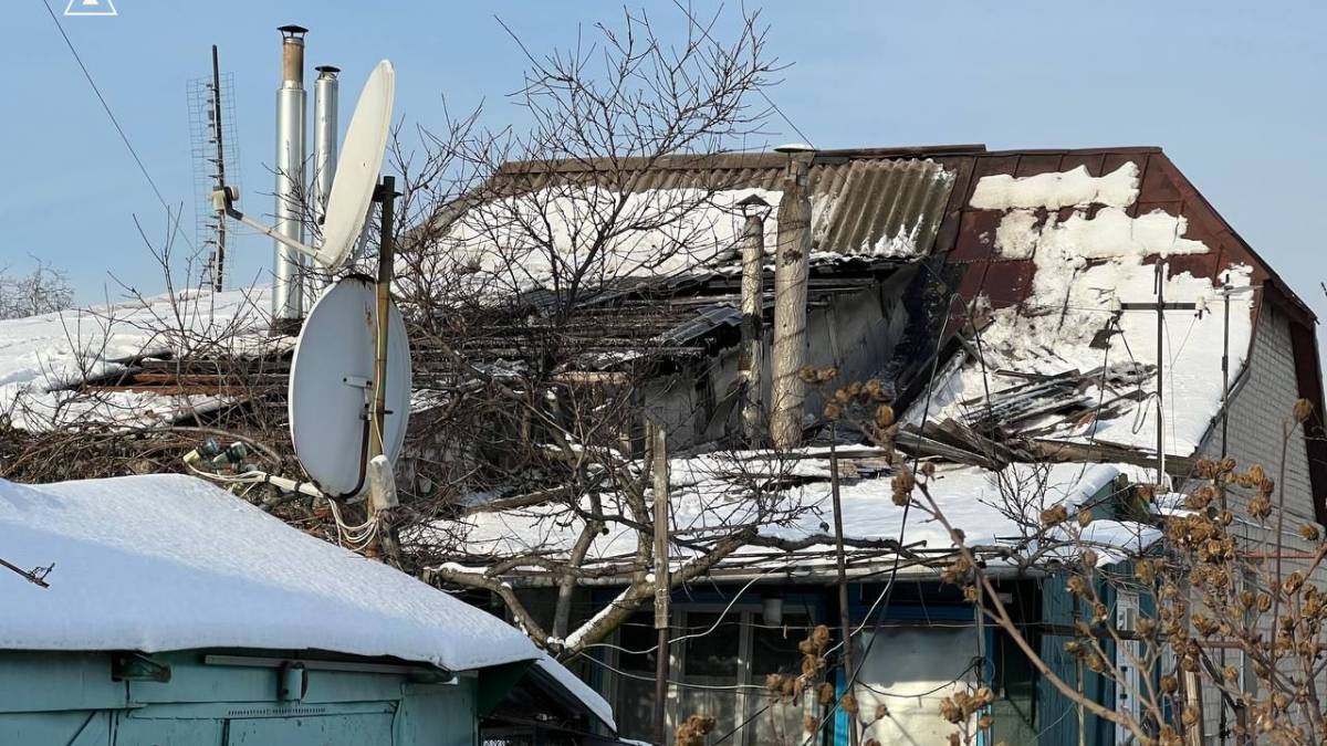 У Запоріжжі рятувальники загасили займання даху будинку