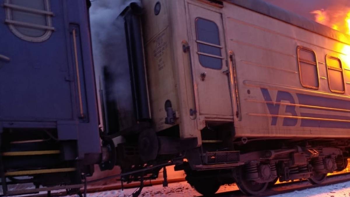 росіяни вдарили дронами по пасажирському потягу на Харківщині, є поранені