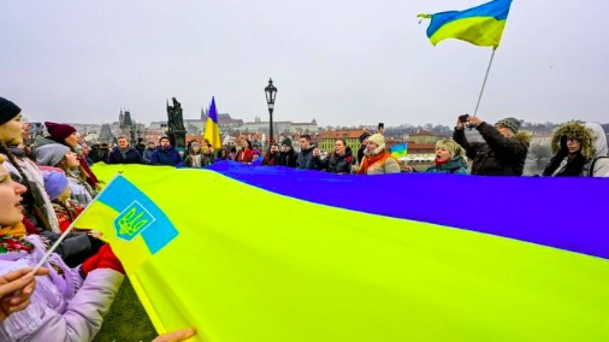 На Карловому мосту розгорнули український прапорт