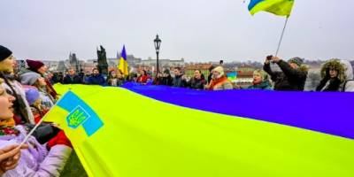 На Карловому мосту розгорнули український прапорт