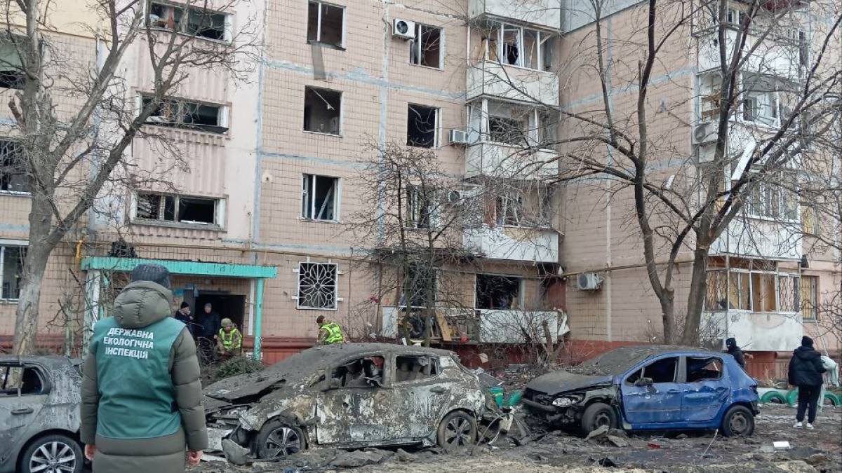 Наслідки ворожого обстрілу зафіксовано у Космічному районі Запоріжжя