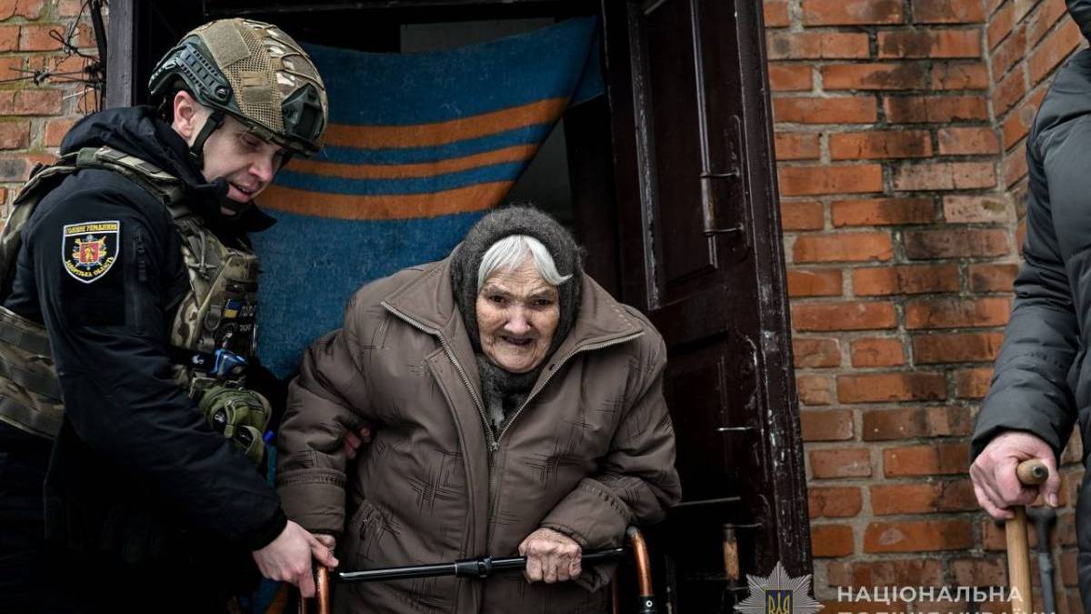 Поліцейські з капеланами евакуювали 11 людей із Таврійського та Юрківки