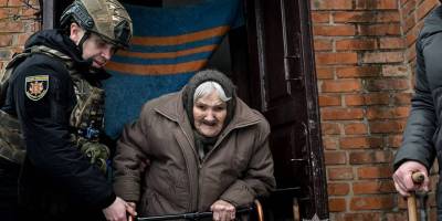 Поліцейські з капеланами евакуювали 11 людей із Таврійського та Юрківки