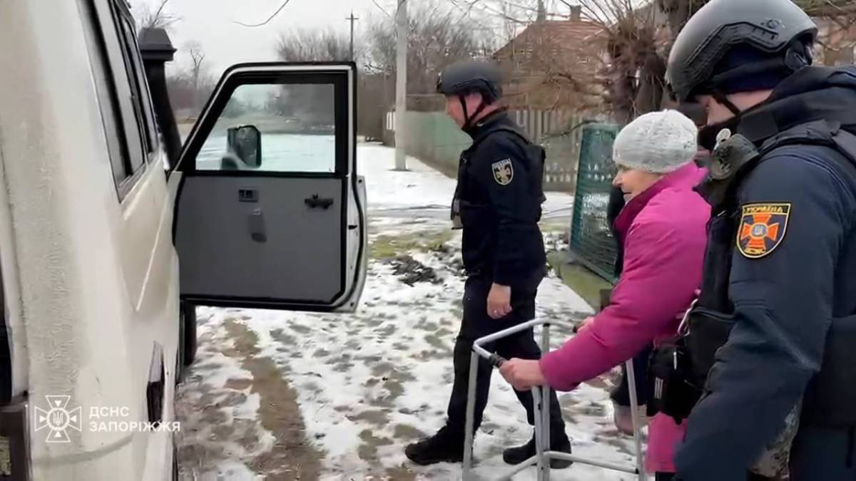 Рятувальники евакуювали літню жінку з прифронтового села