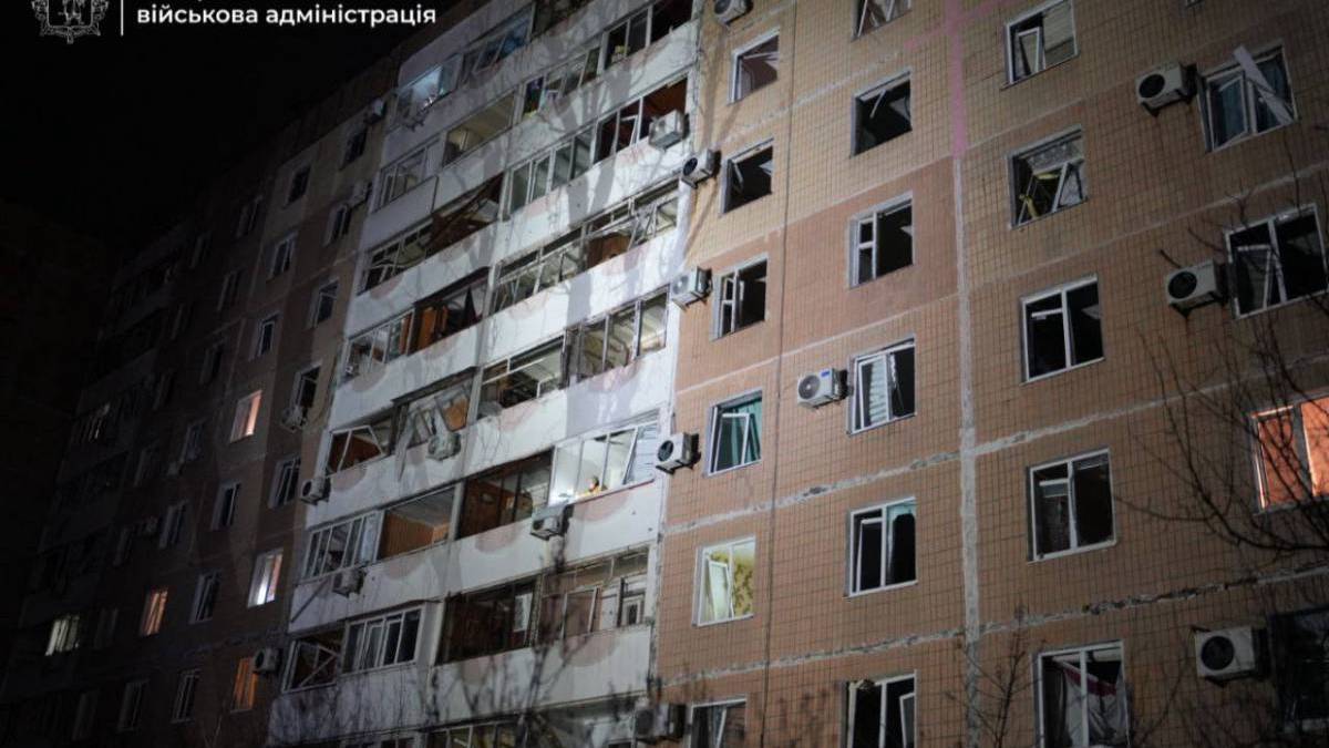 Внаслідок ворожої атаки у багатоповерхівці в одному зі спальних районів Запоріжжя вилетіли вікна, пошкоджені балкони