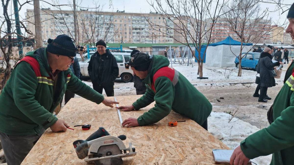 Комунальники закрили вікна листами ОСБ в будинках, які постраждали внаслідок ворожих атак 28 та 29 січня
