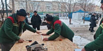 Комунальники закрили вікна листами ОСБ в будинках, які постраждали внаслідок ворожих атак 28 та 29 січня