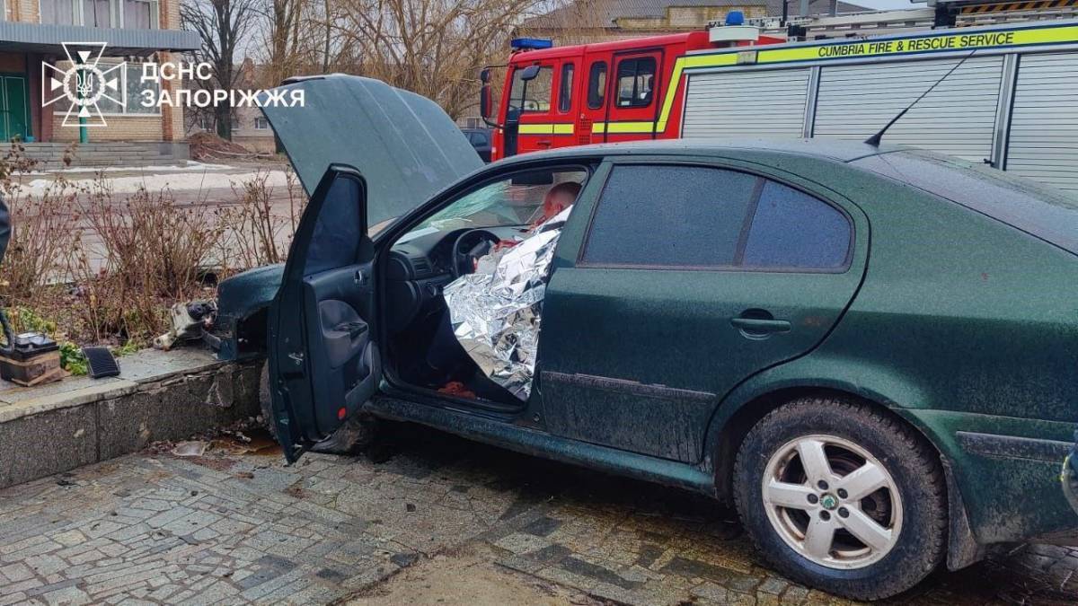 На Запоріжжі легкове авто в’їхало в бетонне огородження