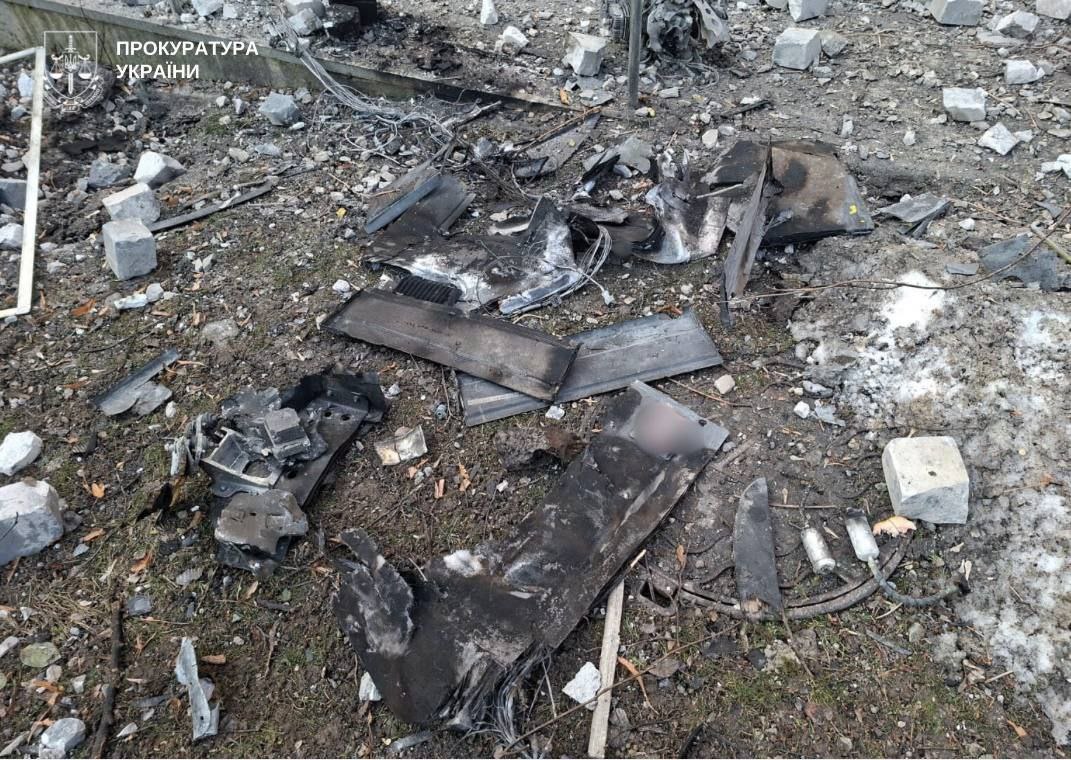 Уламки ворожого дрону біля пологового