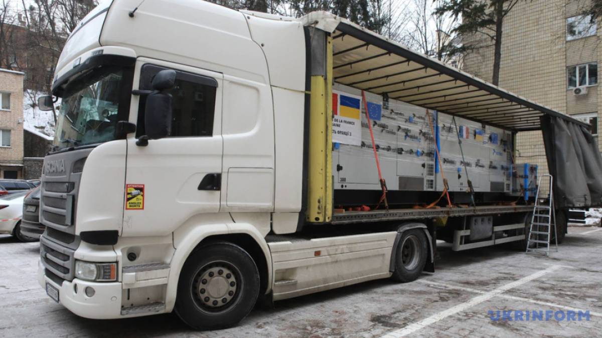 Франція передала Києву перші 30 генераторів