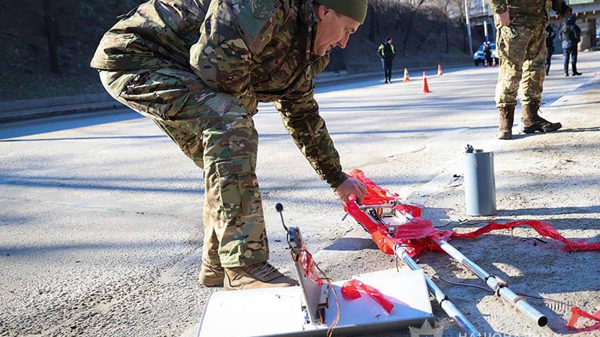 У Запоріжжі сапери знешкодили російський дрон «Молнія», який запутався у високовольтних дротах