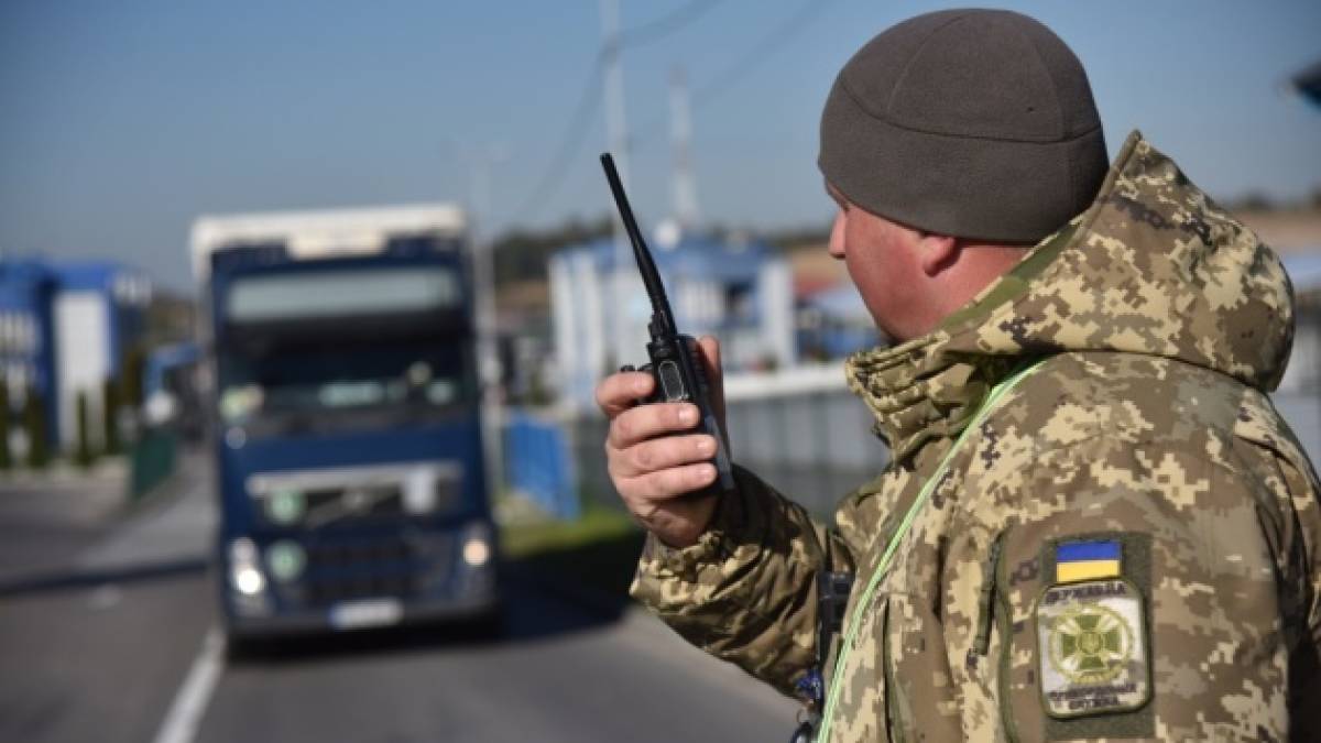 Молдова відновила пропуск вантажівок з боку України