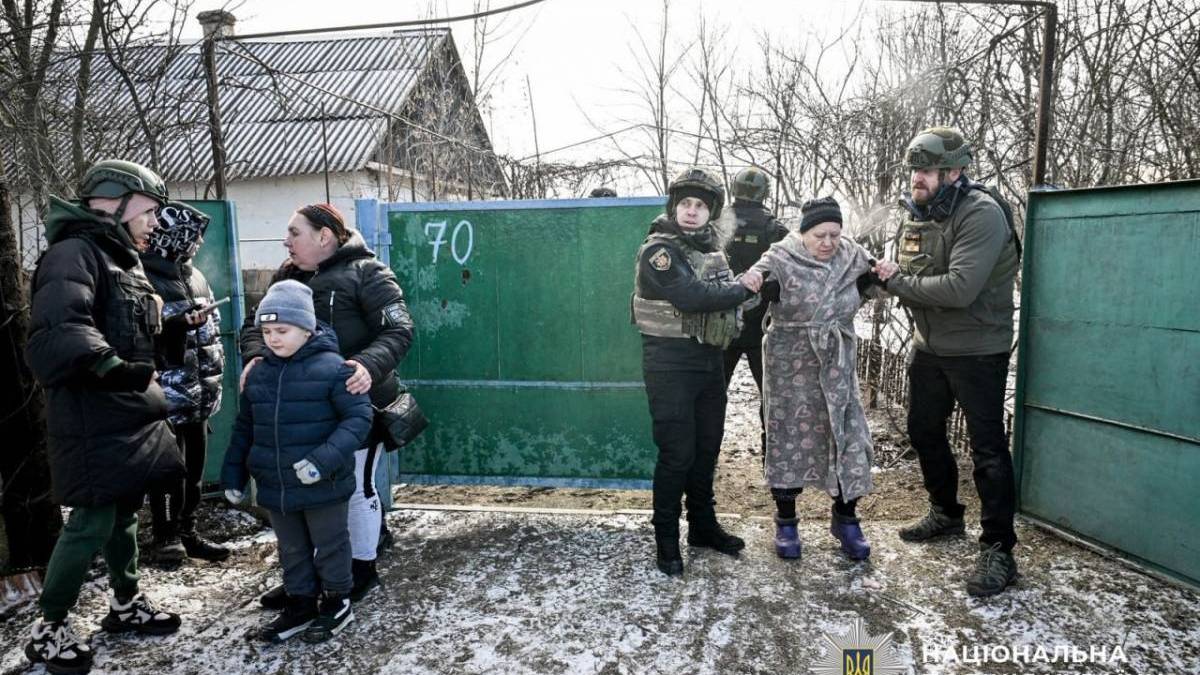 П’ятьох дітей та 15 дорослих евакуювали поліцейські з капеланами з Таврійської громади