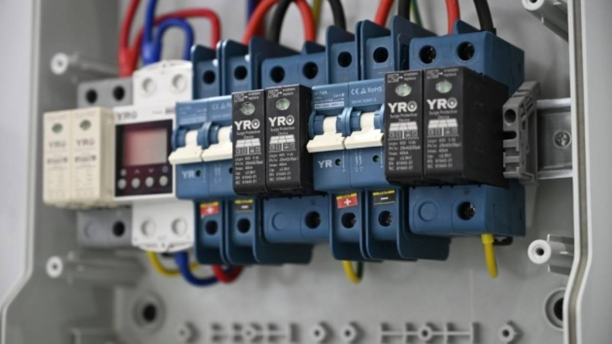 «Укренерго» застосовує аварійні відключення у більшості областей через масовану атаку ворога