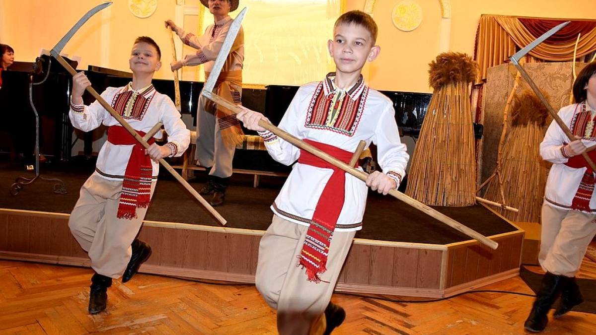 На сцені філармонії у неділю, восьмого лютого – діти, які грають та танцюють