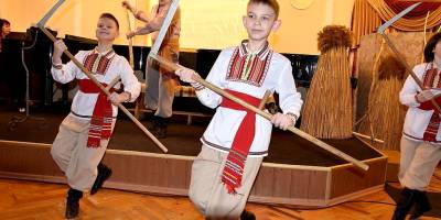 На сцені філармонії у неділю, восьмого лютого – діти, які грають та танцюють